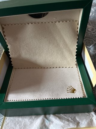 Caja de reloj de lujo con papeles y tarjeta