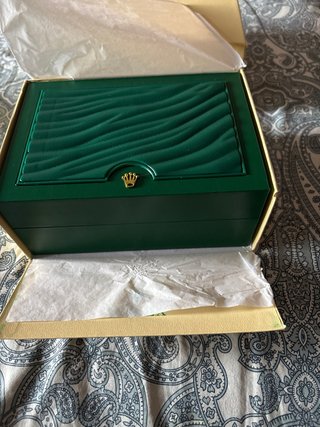 Caja de reloj de lujo con papeles y tarjeta