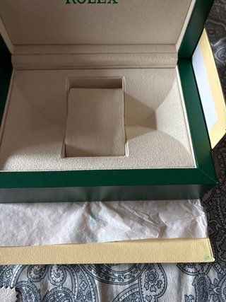 Caja de reloj de lujo con papeles y tarjeta