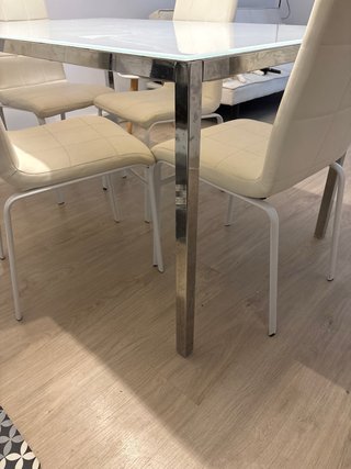Mesa de comedor y 4 sillas