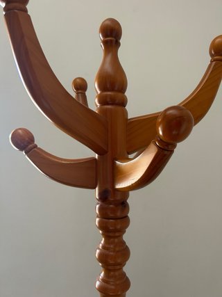 Perchero de madera marrón