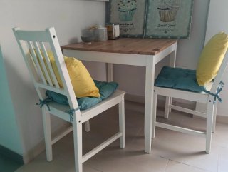 Mesa madera y 2 sillas blancas