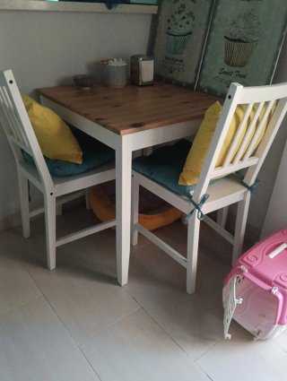Mesa madera y 2 sillas blancas