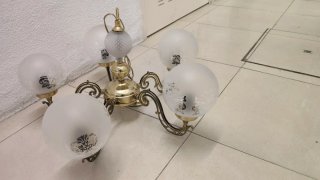 Lámpara de techo dorada con globos de cristal