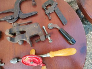 Lote herramientas antiguas: tornillos, taladro,etc