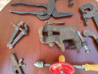 Lote herramientas antiguas: tornillos, taladro,etc