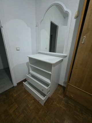 Cajonera blanca con espejo