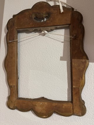 Marco de madera antiguo tallado