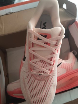Nike Vomero 18 T43 Rosa/Naranja