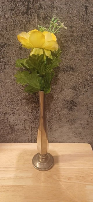Florero antiguo de metal