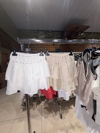 Falda corta tachuelas beige/blanca