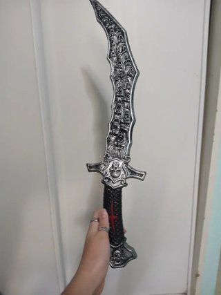 Espada de plástico con diseño de calaveras