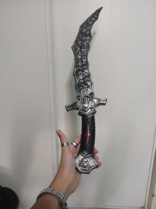 Espada de plástico con diseño de calaveras