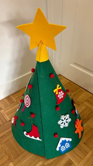 Árbol de Navidad de fieltro con decoraciones