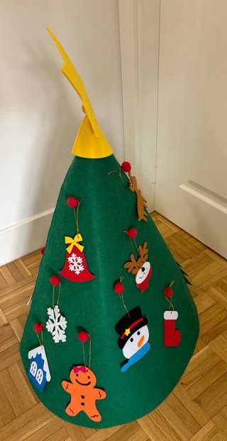 Árbol de Navidad de fieltro con decoraciones
