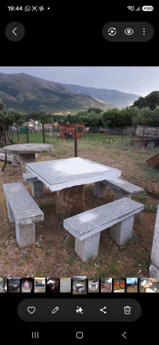 Mesa y bancos de granito