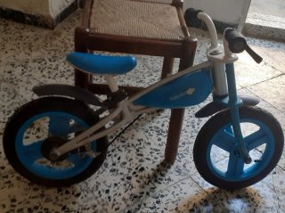 Bicicleta de equilibrio infantil azul