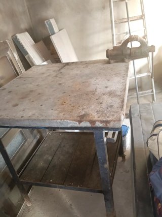 Mesa de trabajo con prensa
