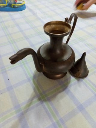 Tetera metálica decorativa