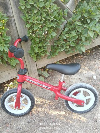 Bicicleta de equilibrio roja