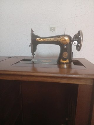 Mueble de madera con puertas talladas