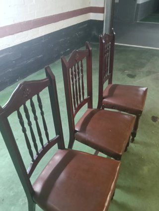 3 Sillas antiguas de madera y cuero