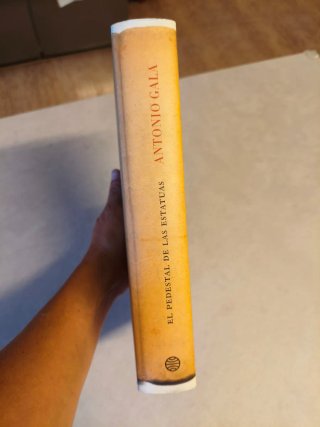 El pedestal de las estatuas (Spanish Edition)