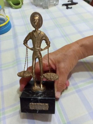 Estatua Cenachero Balanza Metal Mármol