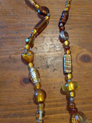 Collar de cuentas color ámbar
