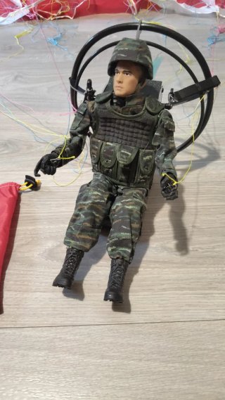 Paramotor RC com figura militar e paraquedas