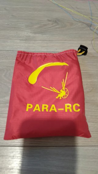 Paramotor RC com figura militar e paraquedas