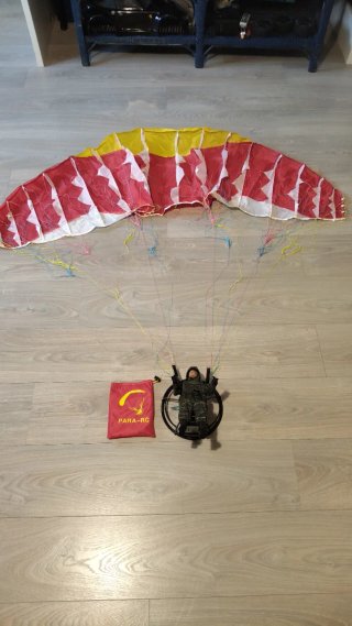 Paramotor RC com figura militar e paraquedas