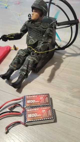 Paramotor RC com figura militar e paraquedas