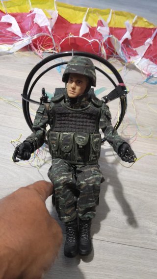 Paramotor RC com figura militar e paraquedas