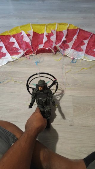 Paramotor RC com figura militar e paraquedas