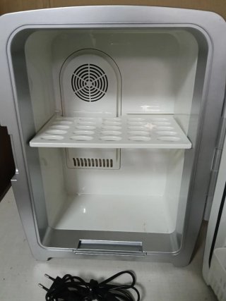 Mini nevera portátil plateada 220v y 12 v