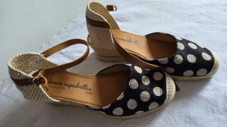Sandalias cuña lunares beige y negro T.37
