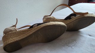 Sandalias cuña lunares beige y negro T.37