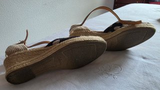 Sandalias cuña lunares beige y negro T.37