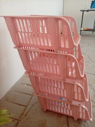 Estantería de plástico.