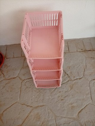 Estantería de plástico.