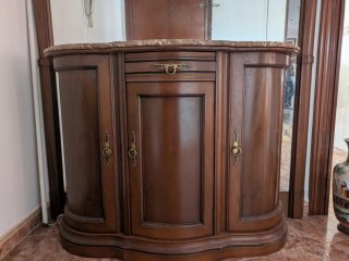 Recibidor de madera con mármol