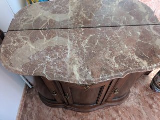 Recibidor de madera con mármol
