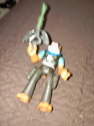 Figura de acción tigre con espada