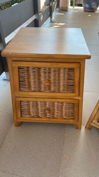 Comodini in legno e rattan