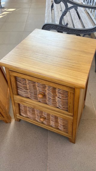 Comodini in legno e rattan