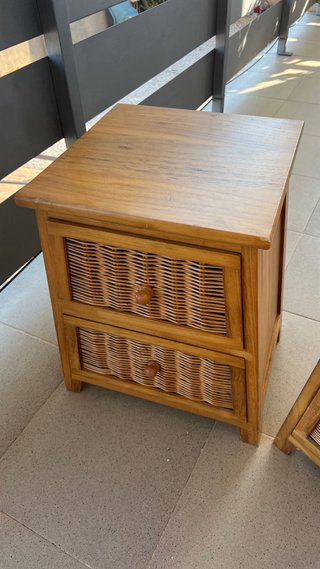 Comodini in legno e rattan