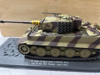 Pack Maquetas de aviones y tanques .