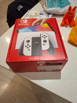 Nintendo Switch OLED azul y roja más otro mando
