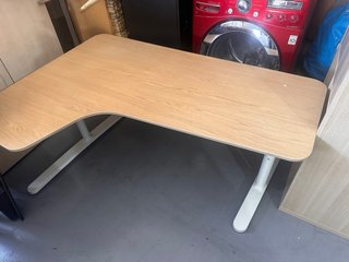 Escritorio de madera y metal en L